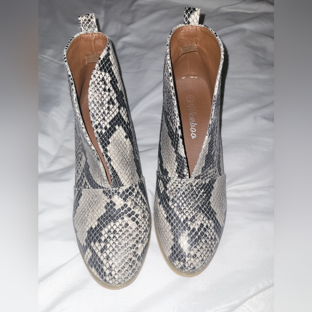 Weeboo Size 7 Snakeskin Center Split Ankle Boots